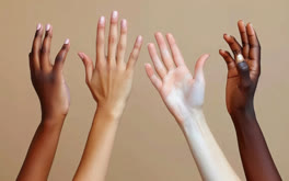 راهنمای کامل انتخاب رنگ لباس مجلسی بر اساس رنگ پوست